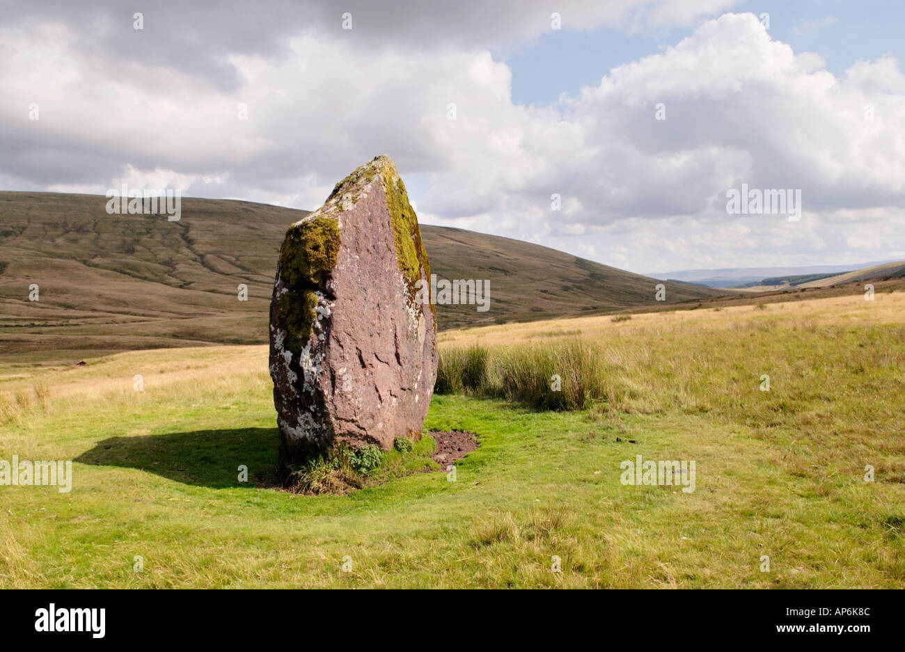 Maen Llia eine massive Diamant geformt Menhir auf isolierte offene Heidelandschaft zwischen Ystradfellte und Heol Senni Powys Wales UK Stockfoto