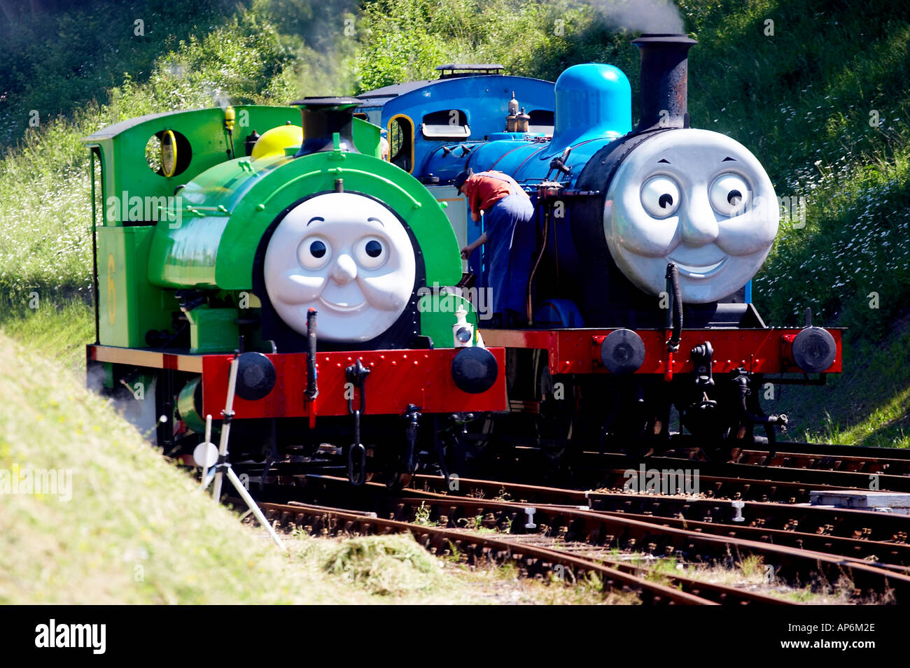 Thomas die kleine Lokomotive mit Percy an der BlueBell Railway in West sussex Stockfoto