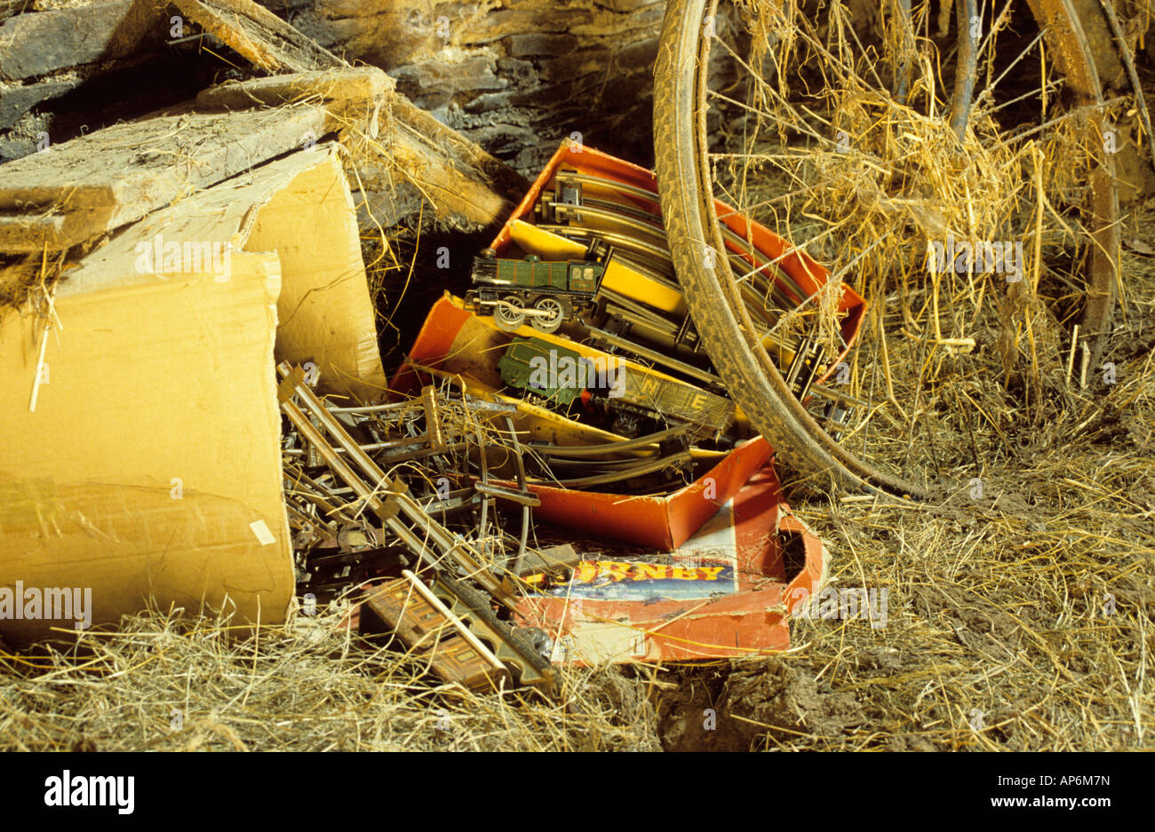 Alten Hornby Spurweite 0 Modelleisenbahn in Scheune, UK gefunden. Stockfoto