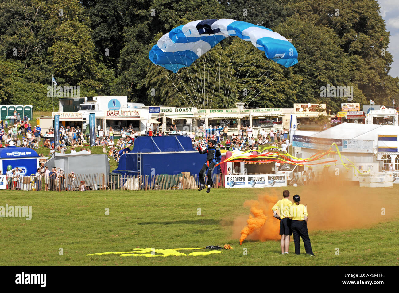 Fallschirmspringer tropft auf das DZ-Ziel ist erkennbar an den Orangen Rauch Marker bei einer öffentlichen demonstration Stockfoto