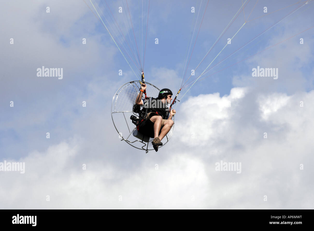 Ein motorisierte Para-Gleiter schwebt um den Himmel in einer Demonstration bei einer öffentlichen Veranstaltung Stockfoto