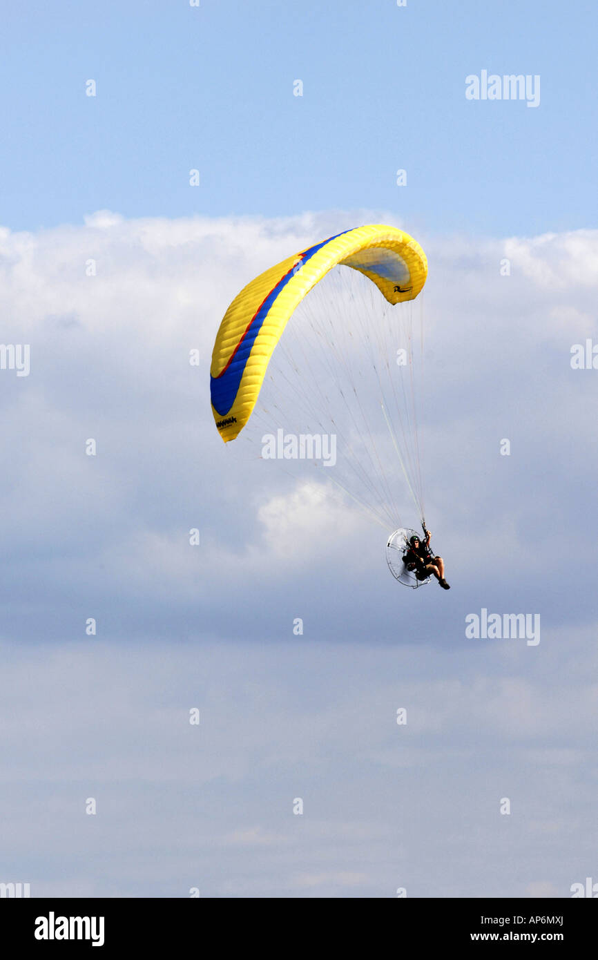 Ein motorisierte Para-Gleiter schwebt um den Himmel in einer Demonstration bei einer öffentlichen Veranstaltung Stockfoto