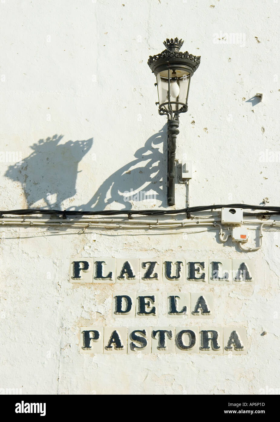 Medina Sidonia Cadiz Provinz Andalusien Spanien Straße Licht und Schatten in Plazuela De La Pastora Stockfoto