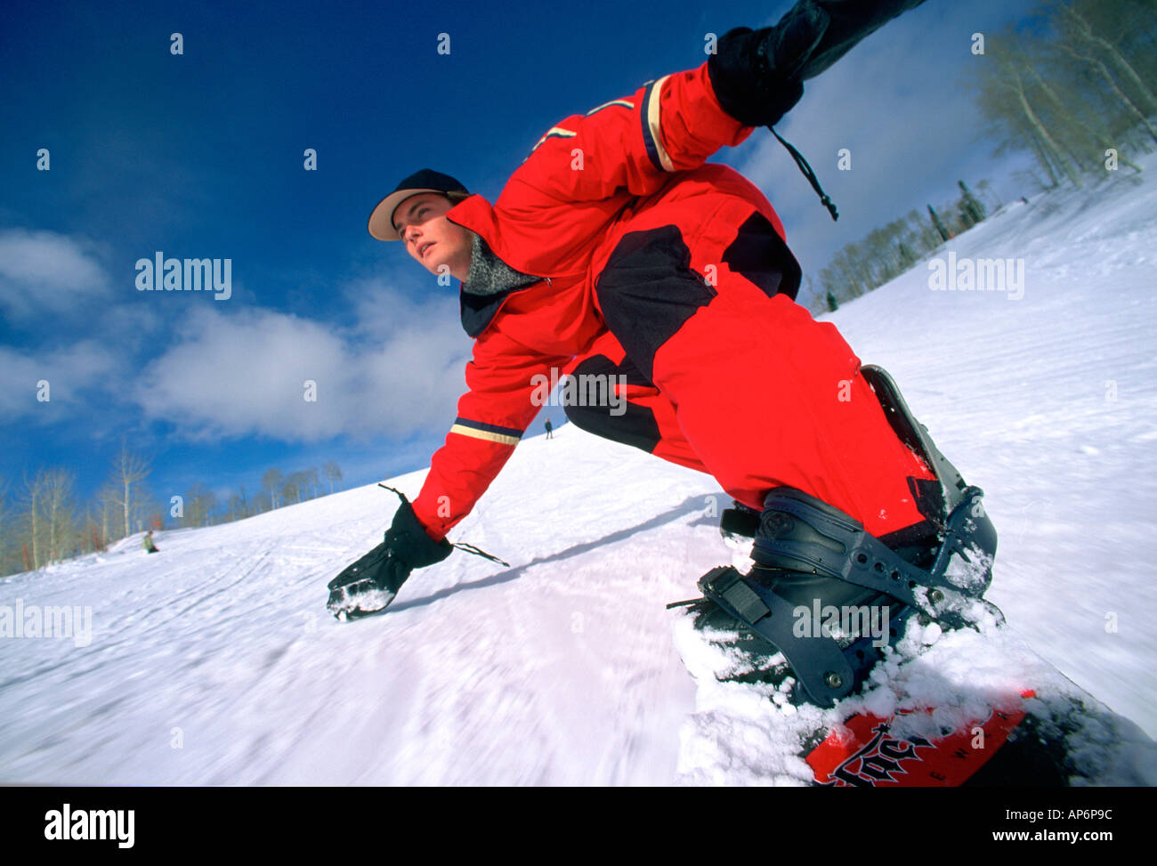 Snowboarder in rote Skibekleidung balancieren auf der Seite nach unten-Piste, Steamboat Springs, Colorado, USA. Stockfoto