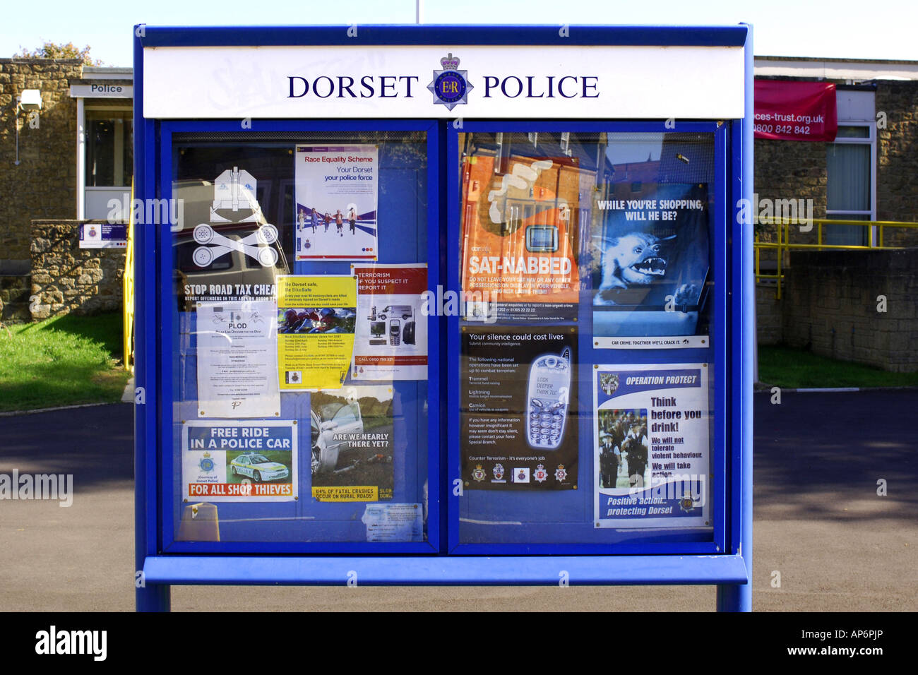 Eine Dorset Polizei Pinnwand gesehen außerhalb der Polizeistation Stockfoto