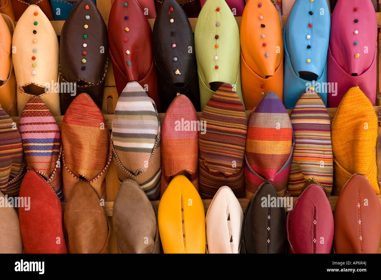 Bunte Babouches typisch marokkanische Schuhe aus Leder Stockfoto