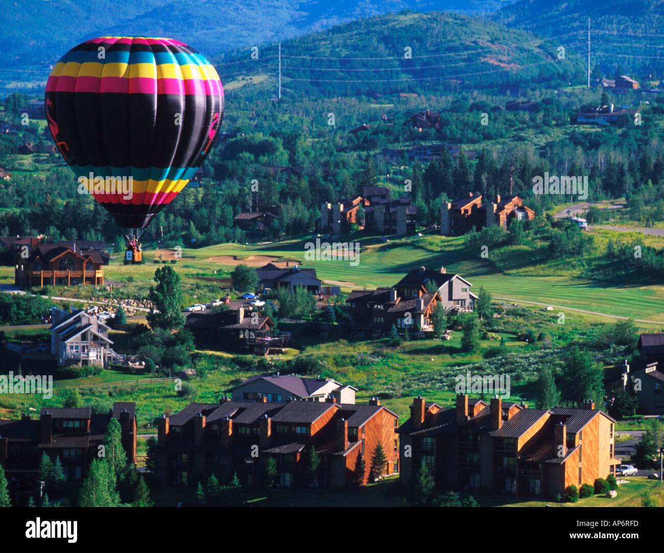 Heißluftballon über Dächer, Colorado, USA Stockfoto