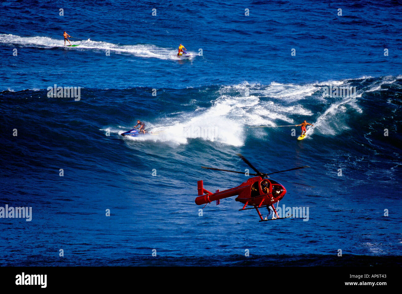 Big-Wave Surfen mit Hubschrauber, Maui, Hawaii Stockfoto