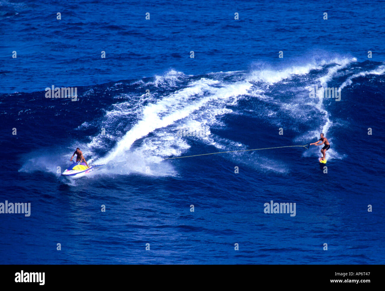 Big-Wave Surfen mit Jet-Ski, Maui, Hawaii Stockfoto