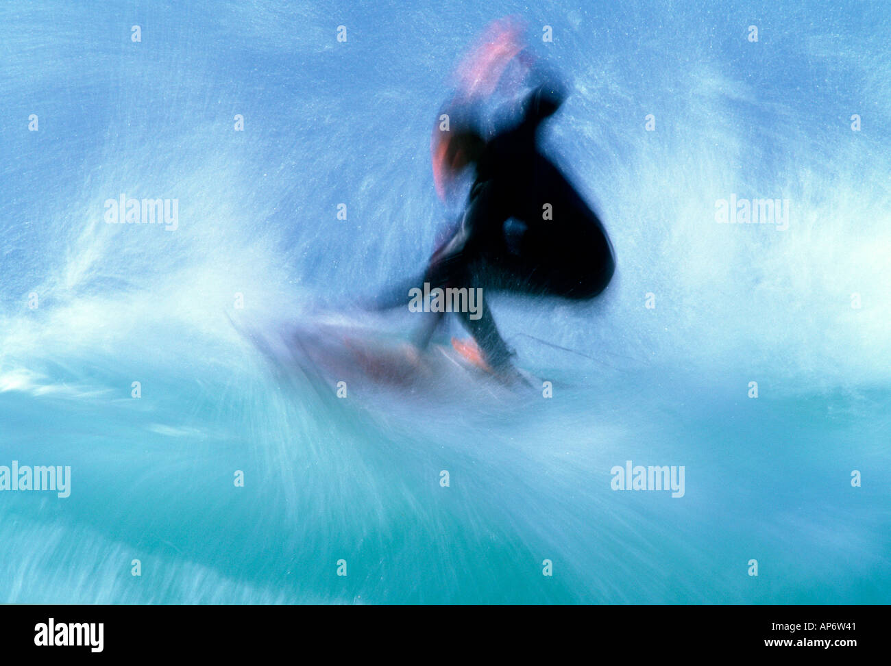 Surfer in Bewegung auf Welle, North Shore, Oahu, Hawaii Stockfoto