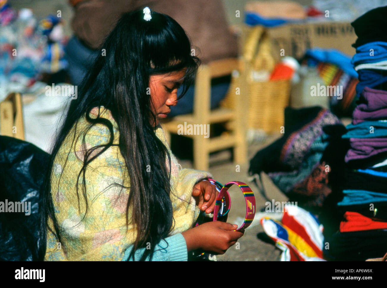 Mädchen, Verkauf von Kunsthandwerk auf San Cristobal Mexiko Stockfoto