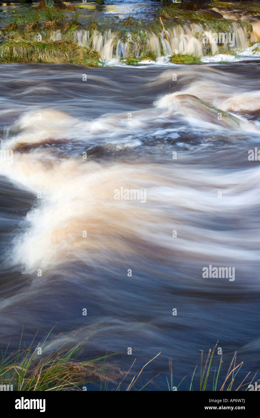 Wasser fließt in The Porter Little Don River am Langsett Stausee in Yorkshire Stockfoto