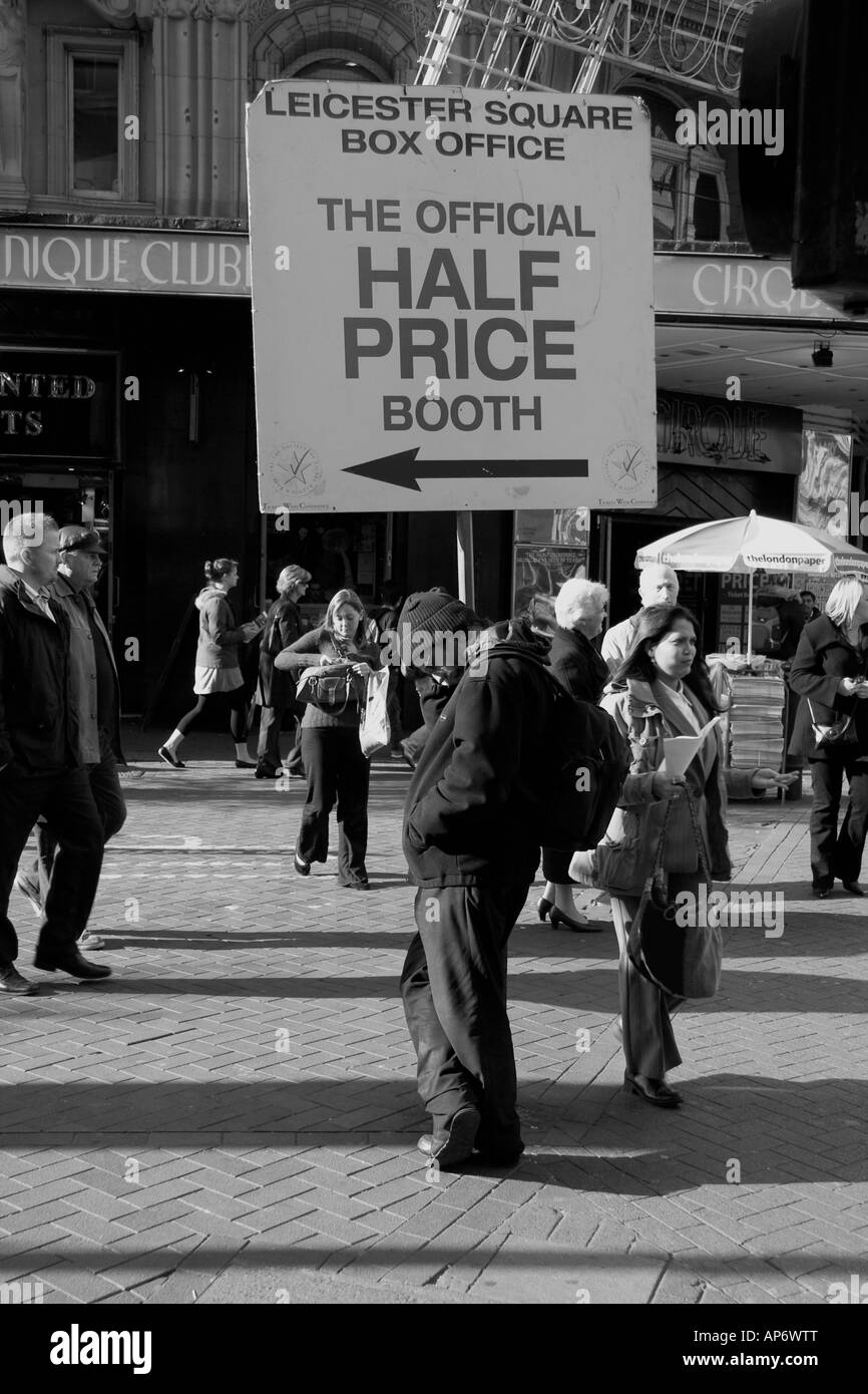 Man stützte sich auf einer Werbetafel am Leicester Square in London Stockfoto