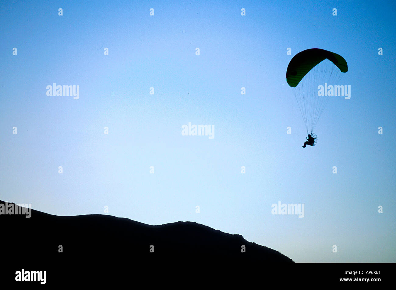 Paragliding-Silhouette im klaren, blauen Himmel Stockfoto
