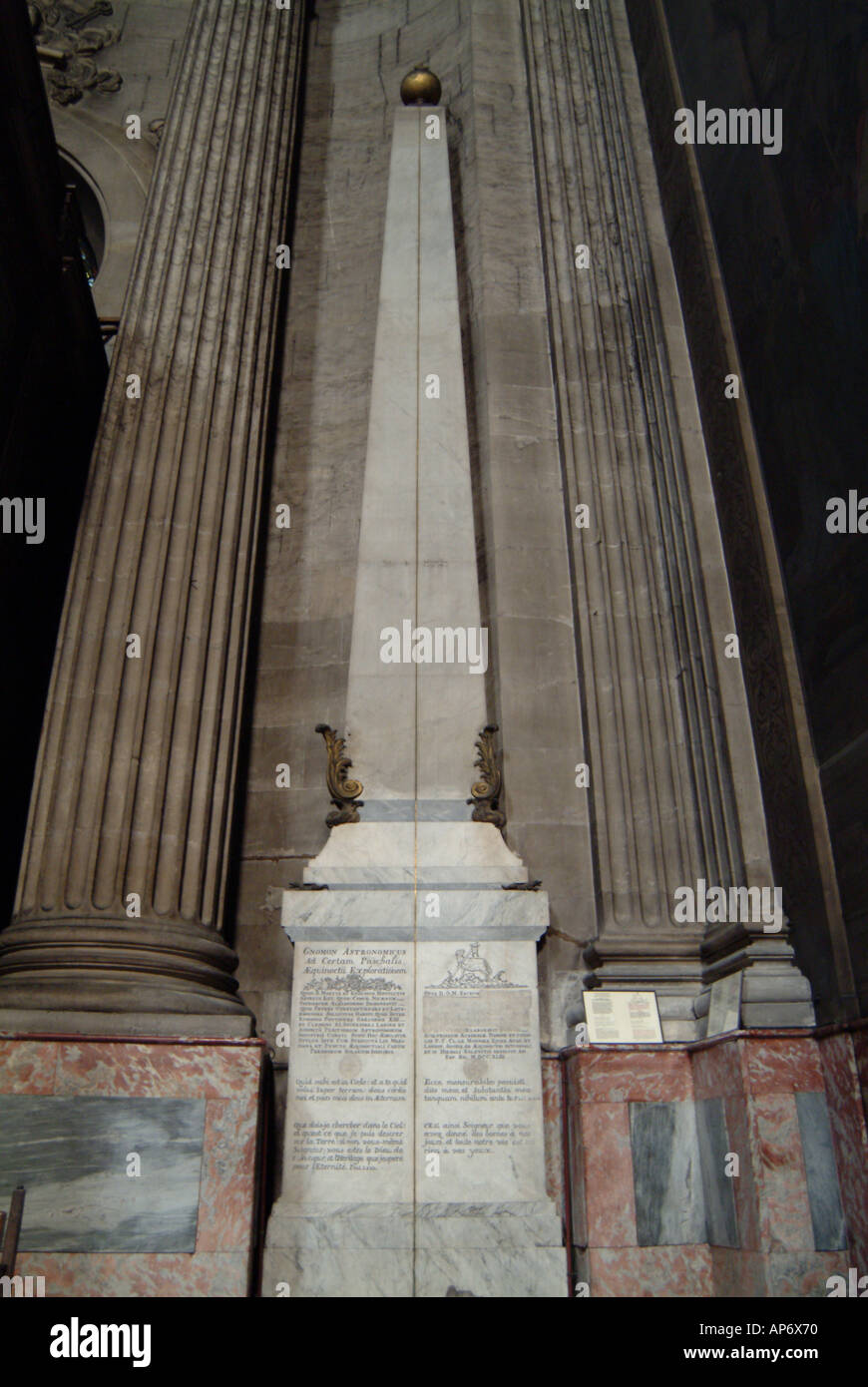 Interieur der Kirche St. Sulpice in Paris Frankreich Rose Line 75006 Stockfoto