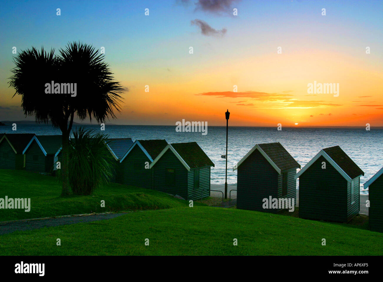 Strandhütten Palme Knurrhahn Sonnenuntergang Isle Of Wight England UK Stockfoto