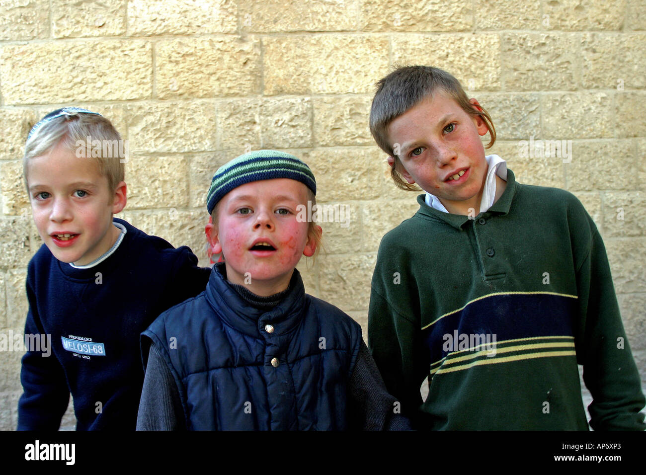 drei kleine religiöse jüdische Jungen von sechs bis zehn Jahren in der jüdischen Viertel Altstadt von Jerusalem Stockfoto