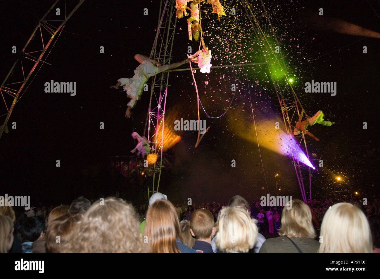 Luftakrobat Zirkusartisten mit Antenne Riemen, der Circo da MADRUGADA - Caiu do Ceu Brasilien, Stockton Internationale Riverside Festival de Stockfoto