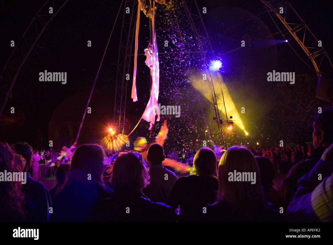 Luftakrobat Zirkusartisten mit Antenne Riemen, der Circo da MADRUGADA - Caiu do Ceu Brasilien, Stockton Internationale Riverside Festival de Stockfoto
