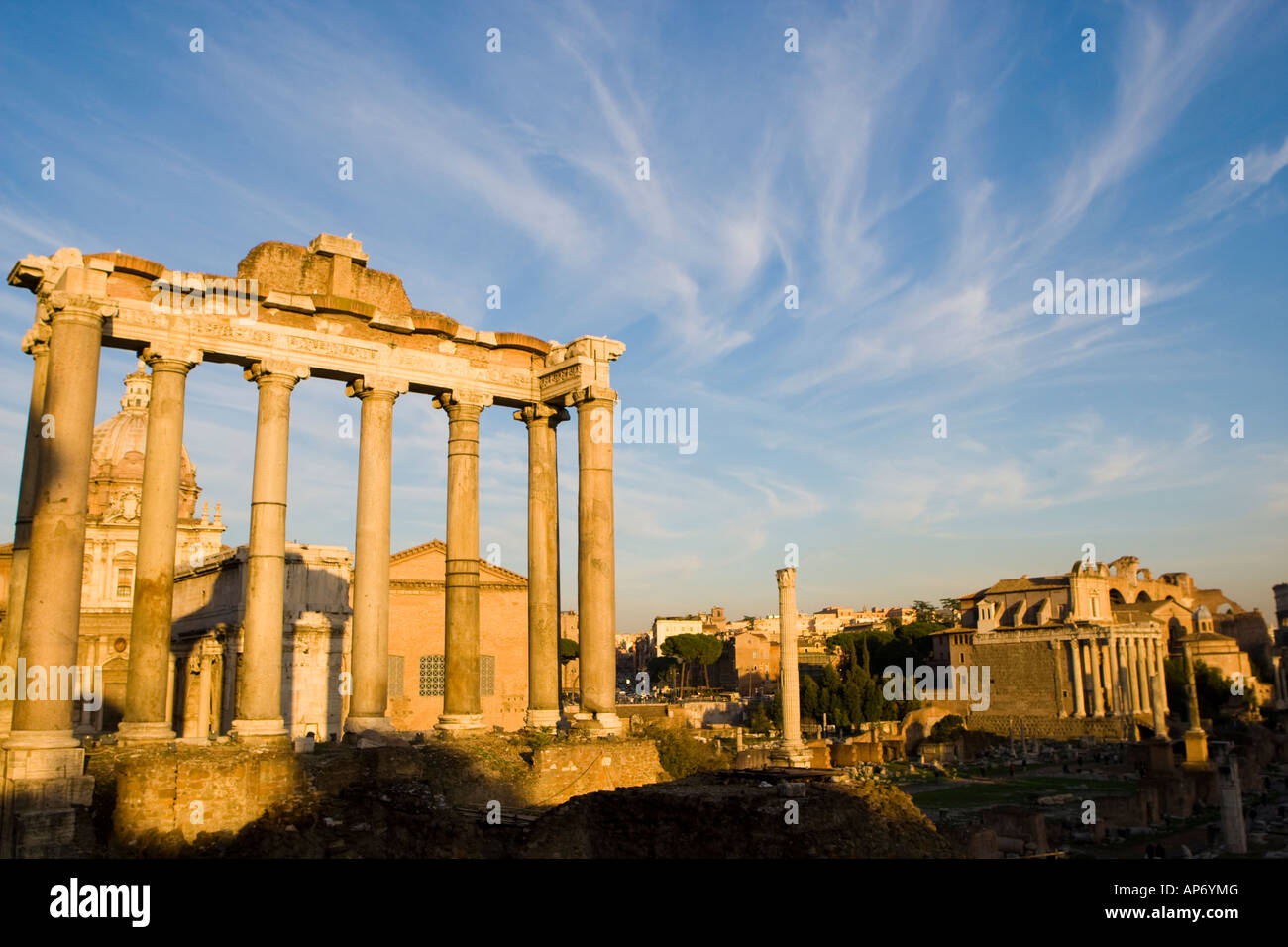 Überreste der Tempel des Saturn, das Forum Romanum, Rom Italien während des Sonnenuntergangs, 30. November 2007 Stockfoto