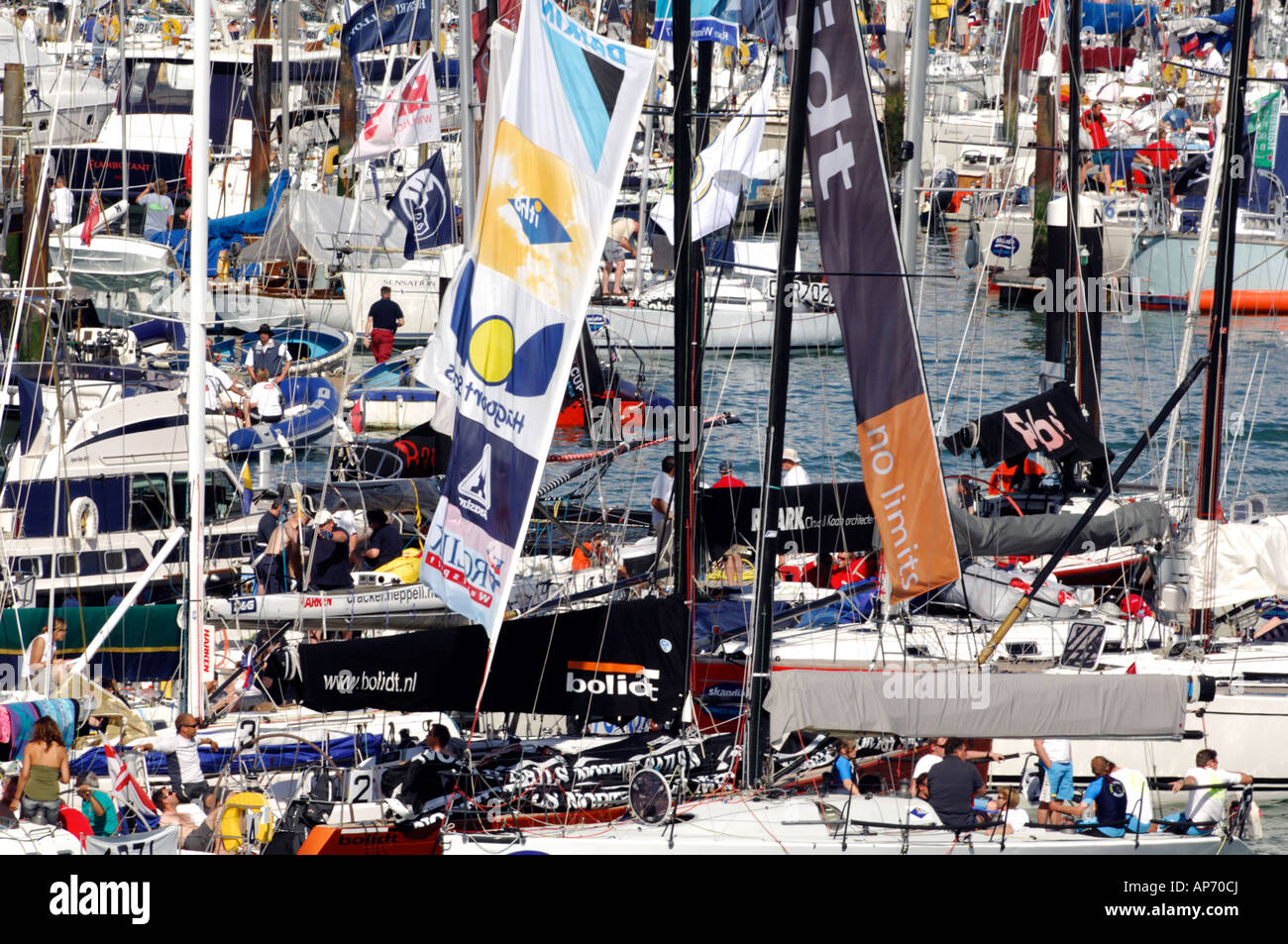 gepackte Yacht Hafen Hafen Hafen in Cowes Marinas in Cowes Woche verschiedene ungewöhnliche Ansichten zeigen Atmosphäre Crowsed Boote Stockfoto