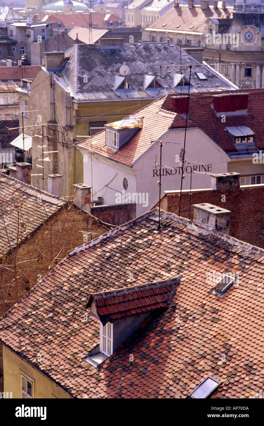 Top Panorama Dach alte und schöne Architektur von oben auf den Hügel von Gornji Gradec Zagreb Kroatien vertikale Stockfoto