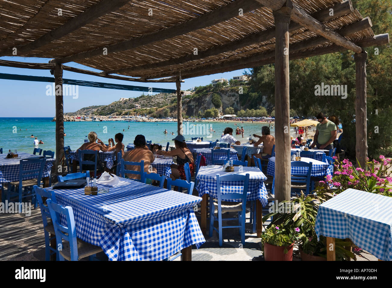 Am Strand Taverne in Almeritha (Almeridaansicht, Almiridha, Almirida, Almyrida), Bucht von Souda, in der Nähe von Chania, Kreta, Griechenland Stockfoto
