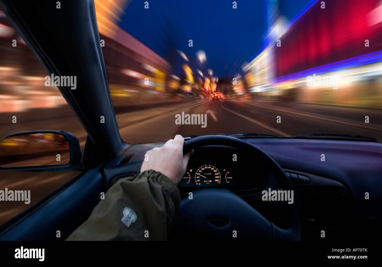 Durch die Nacht in einem Auto zu beschleunigen Stockfoto