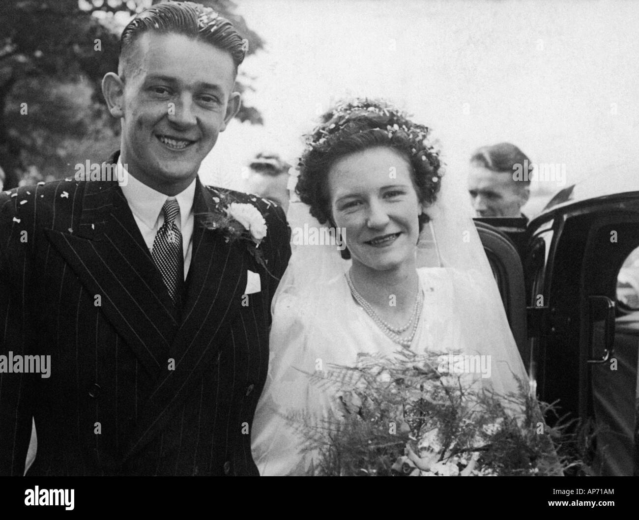 Alte Schwarz Weiss Familienfoto Snap Shot Von Braut Und Brautigam Am Ihrer Hochzeit Um 1950 Stockfotografie Alamy