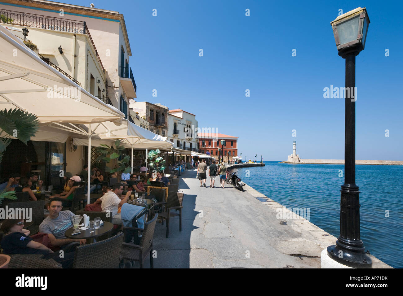 Cafe Bar am venezianischen Hafen in der Altstadt, Nordwestküste, Chania, Kreta, Griechenland Stockfoto