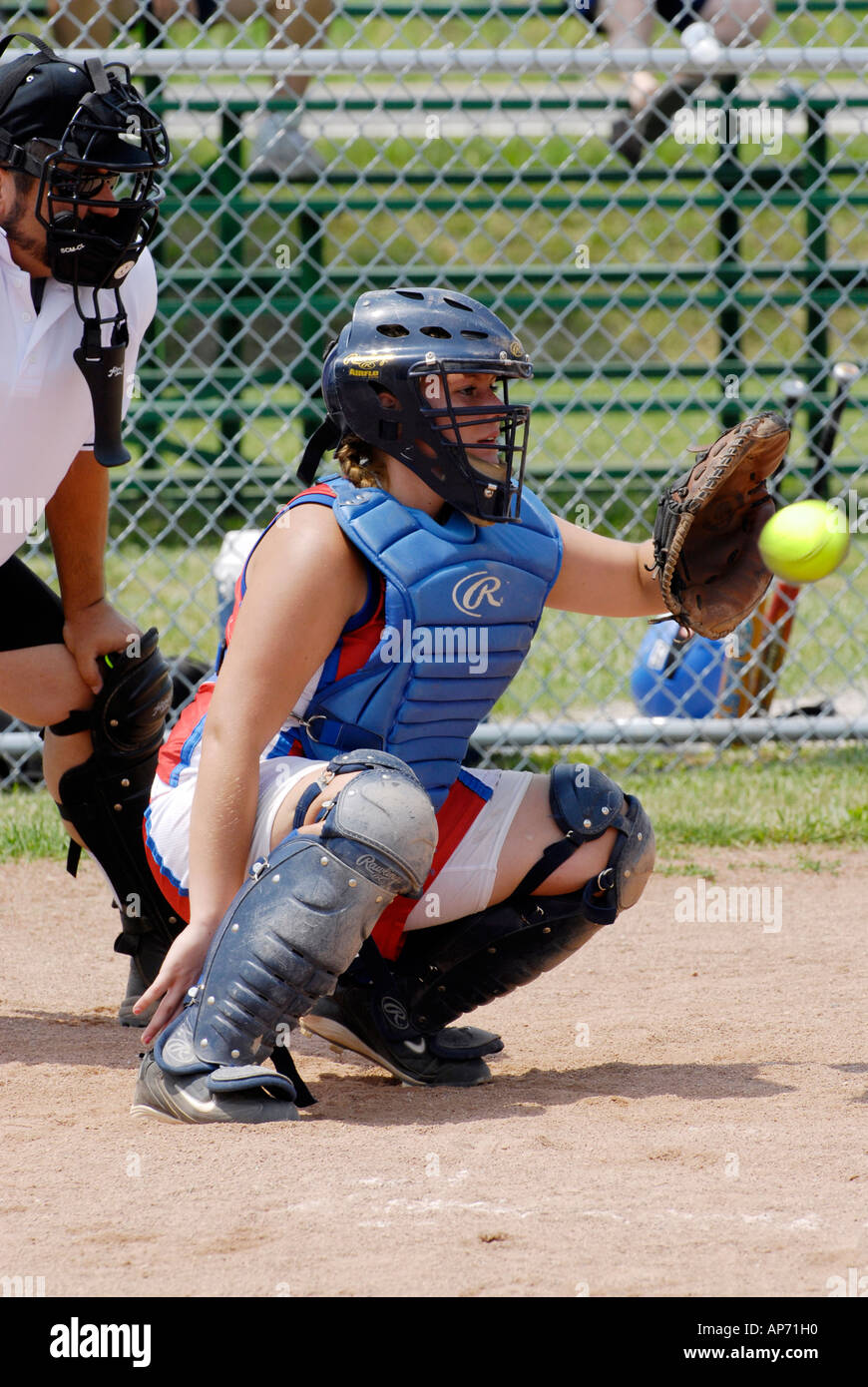 Baseball-Aktion als weibliche Softball Catcher Spieler einen Ball fangen Stockfoto