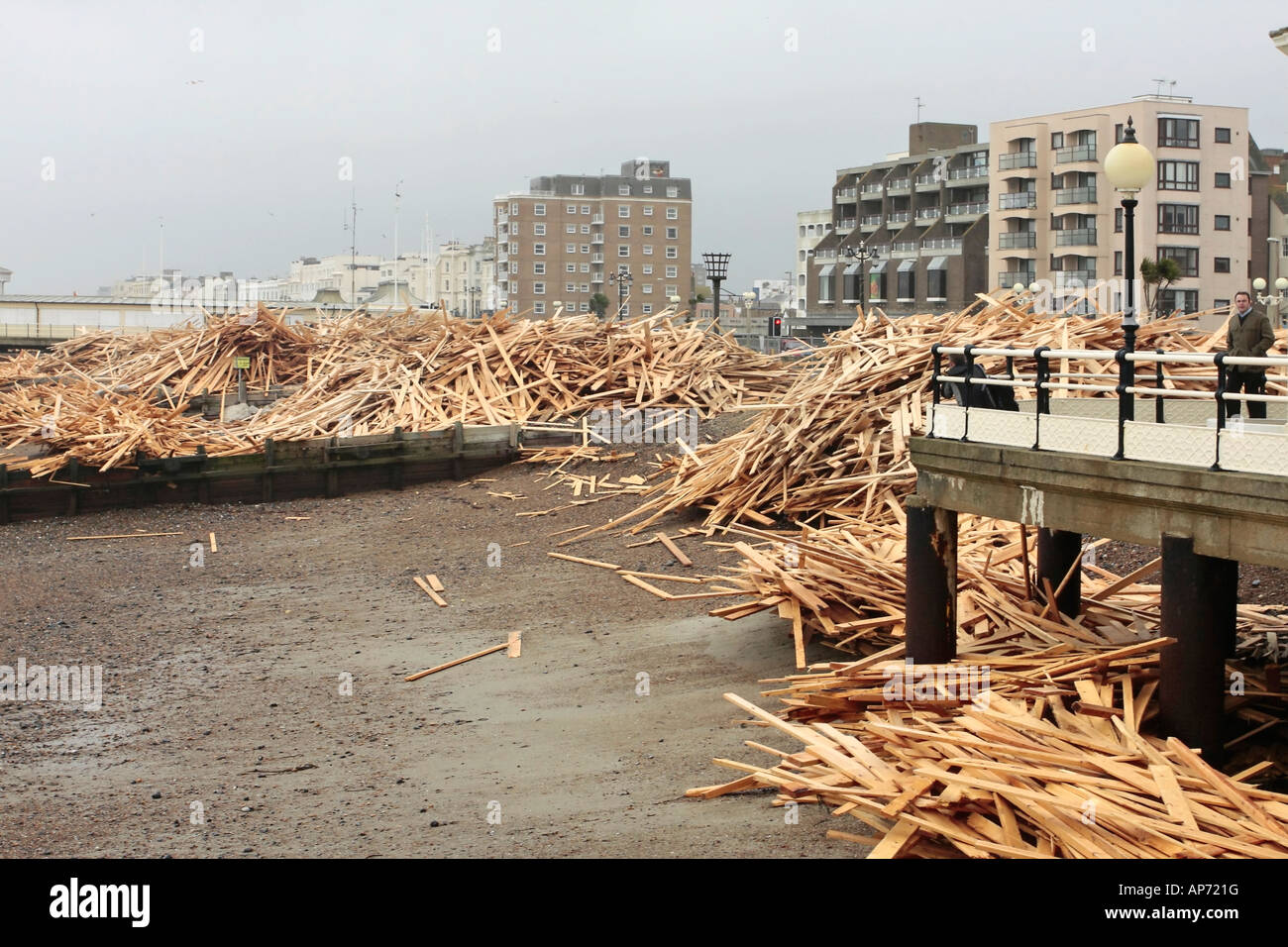 Haufen von Holz aus den Trümmern der Ladung Schiff ' Ice Prince'. Worthing Strand, West Sussex, UK. Stockfoto