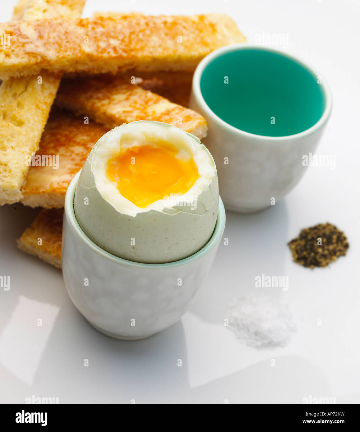 Weich gekochten Eiern mit Toast Soldaten Stockfoto