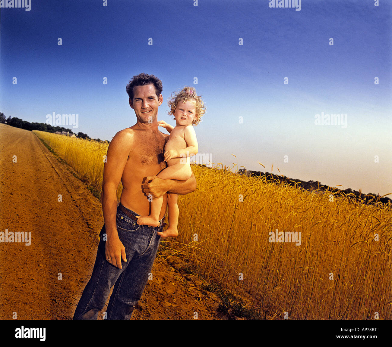 Vater mit Sohn in ländlicher Umgebung Stockfoto