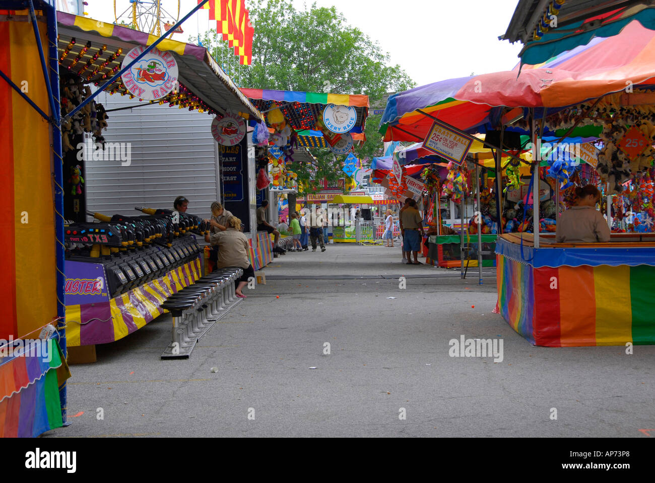 In der Mitte mit Glücksspielen im Karneval auf einem kleinen Stadtfest Stockfoto