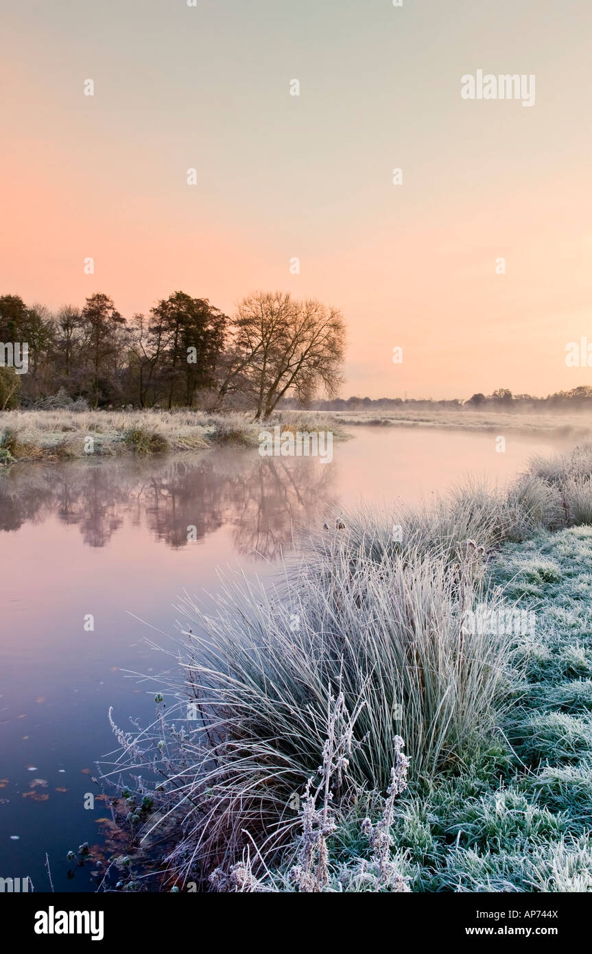 Morgendämmerung am Papercourt Schloss in der Nähe von senden Marsh Surrey England UK Stockfoto