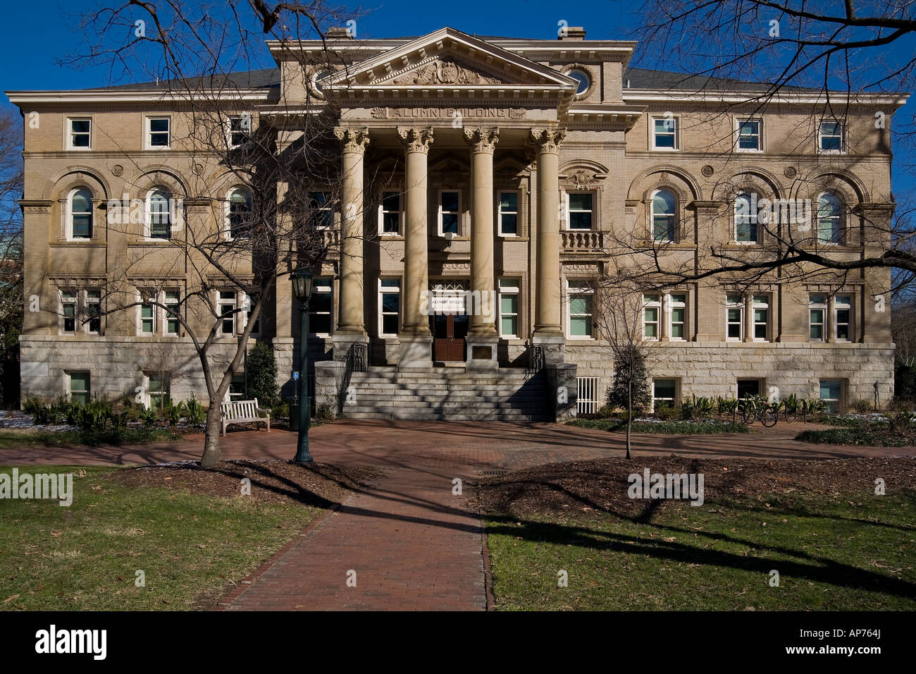 Die Front des ehemaligen Gebäudes von der University of North Carolina in Chapel Hill UNC Stockfoto