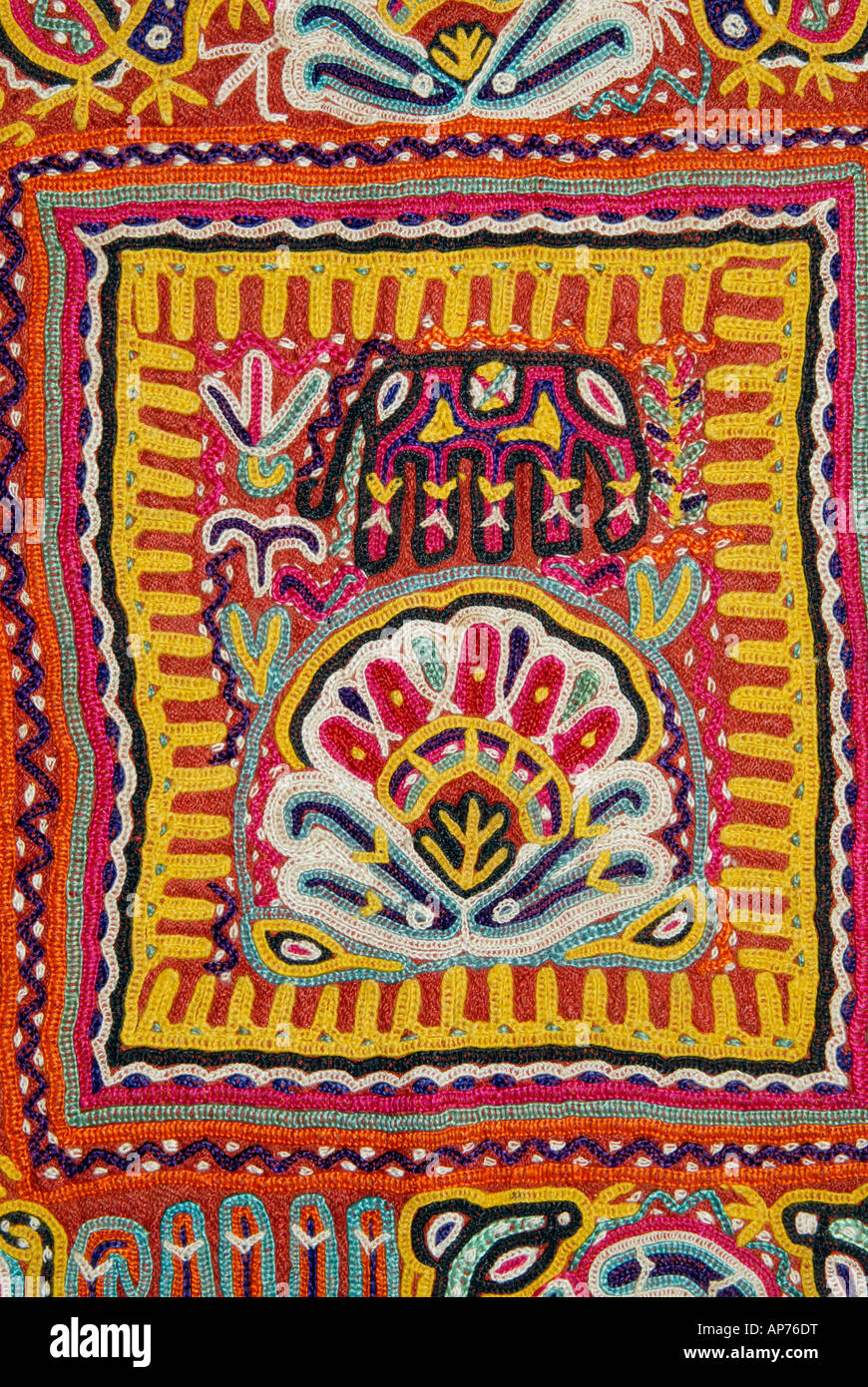 Detail von einem prächtigen indischen Textil mit Elefanten-Motiv Stockfoto
