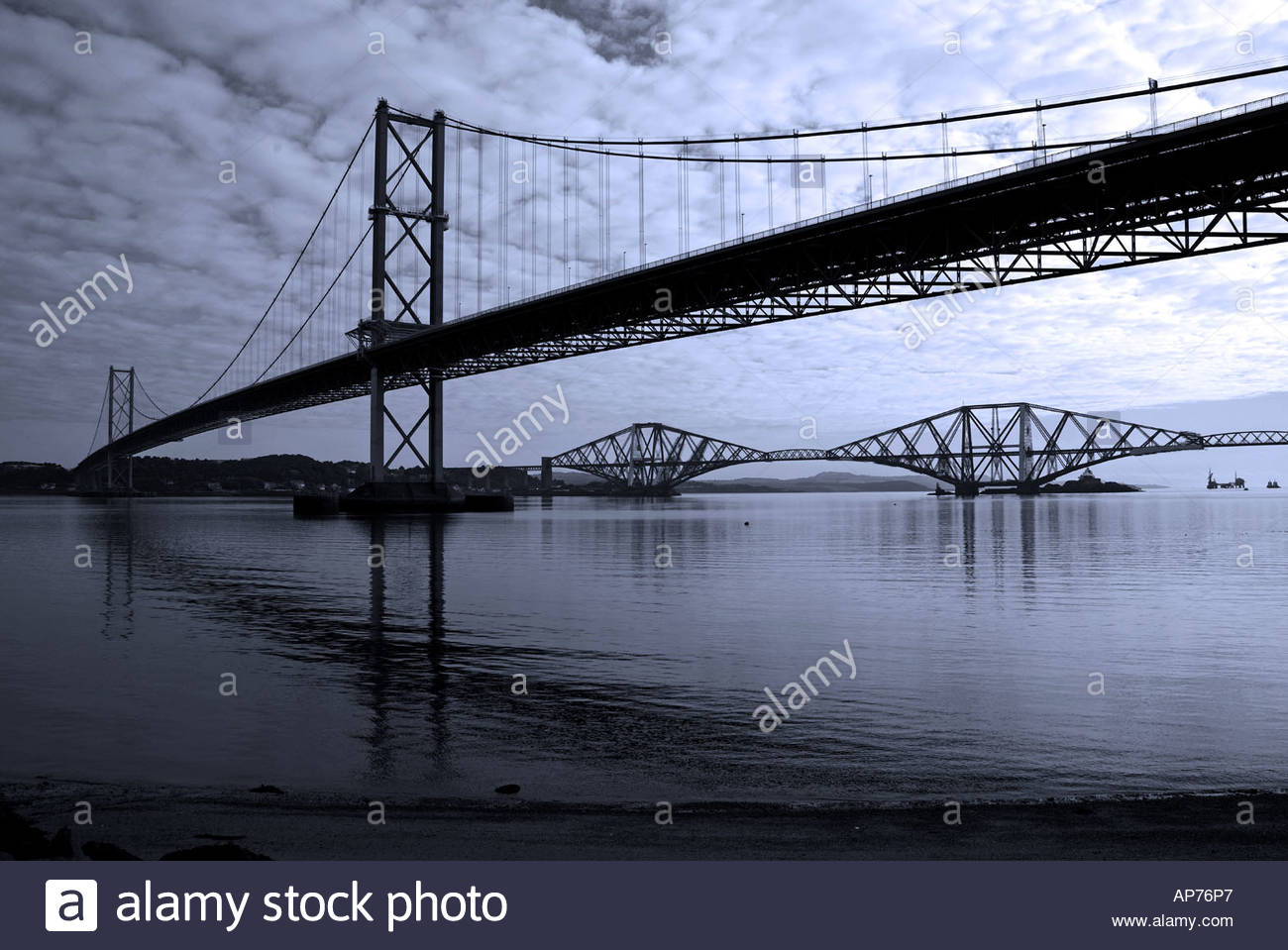 Forth Straßen- und Eisenbahnbrücken, Schottland Stockfoto