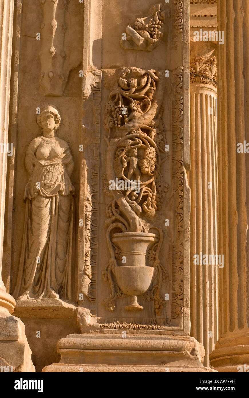 Detail der Schnitzereien auf Bogen von Septimius Severus Leptis Magna Libyen Stockfoto