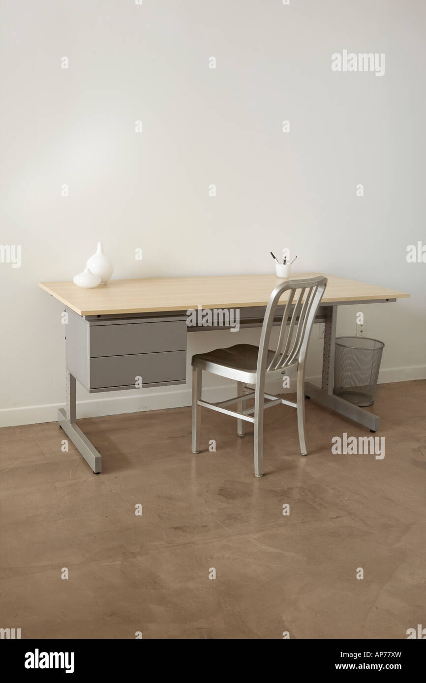 einfach leeres Büro einer modernen Schreibtisch Stuhl Papierkorb kann Raum einrichten eines Büros Einzug öffnen. Stockfoto