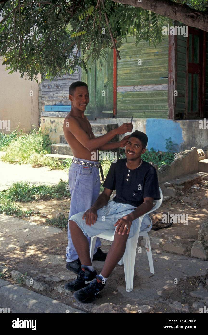 Junger Mann immer einen Outdoor-Haarschnitt in der Stadt von Barahona, Dominikanische Republik Stockfoto