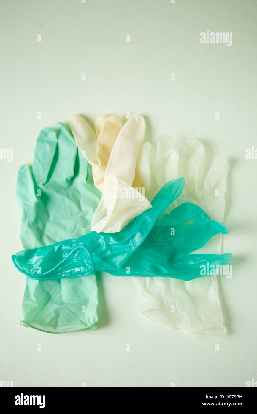 vier medizinische Latex Handschuhe grün und weiß in Stillleben sauberen sterilen HIV aids medizinische vertikale biotech Stockfoto