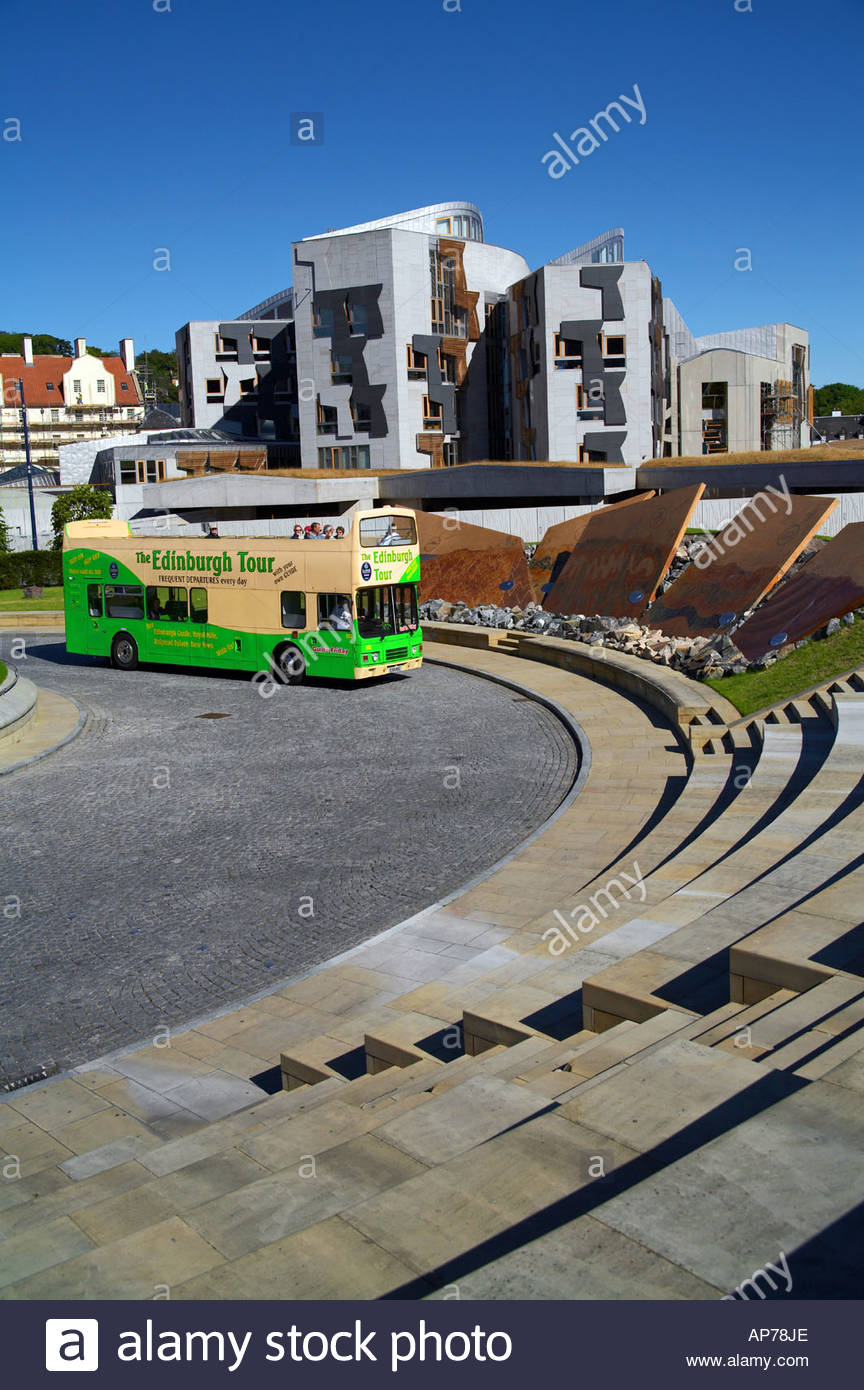 Edinburgh-Tour-Bus kommt in unsere dynamische Erde-Zentrum mit dem schottischen Parlament hinter Schottland Stockfoto