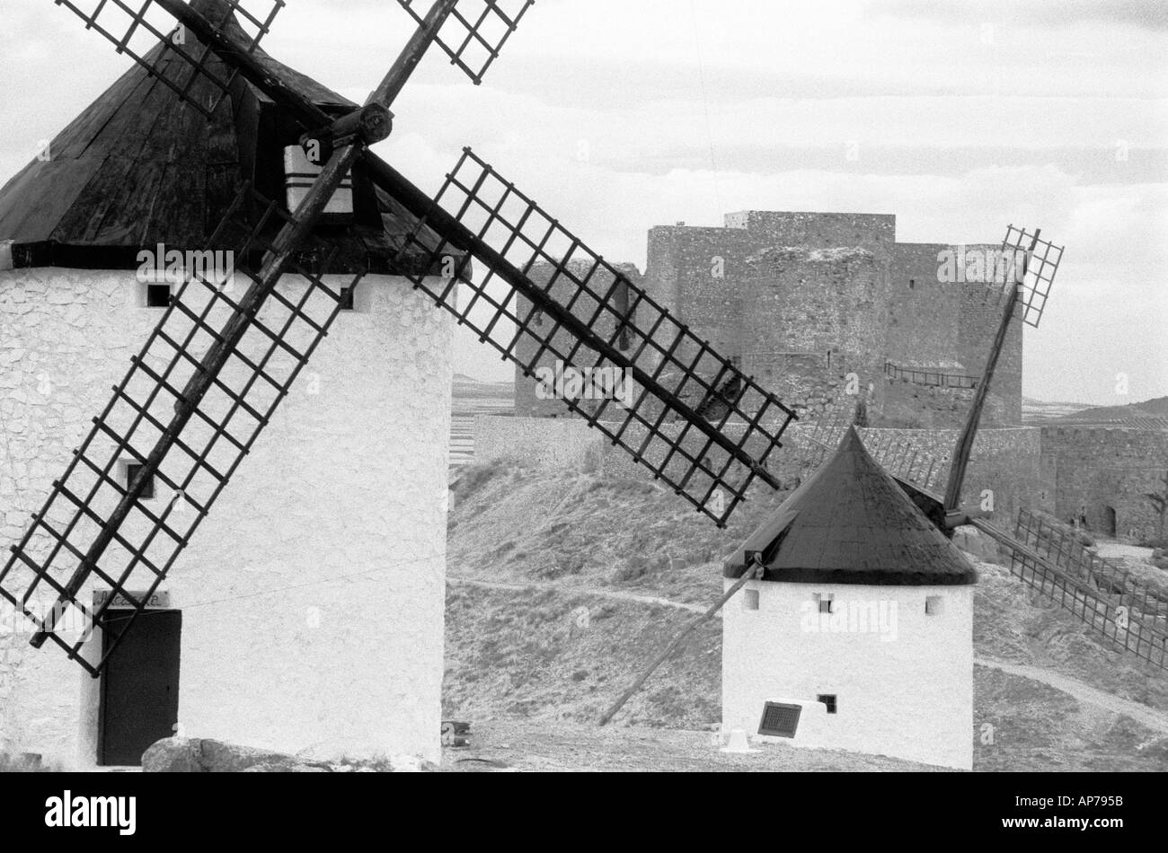 Windmühle und Burg von Consuegra, Toledo, Kastilien-La Mancha, Spanien Stockfoto