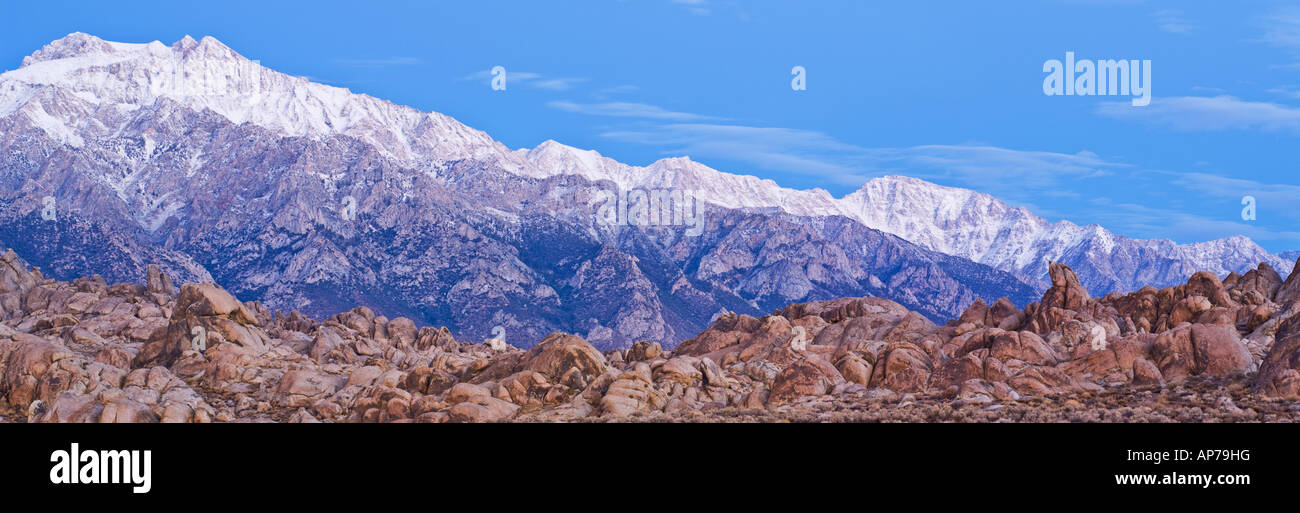 Morgendämmerung auf Mt Williamson und die Granitfelsen der Alabama Hills, Lone Pine, Kalifornien Stockfoto