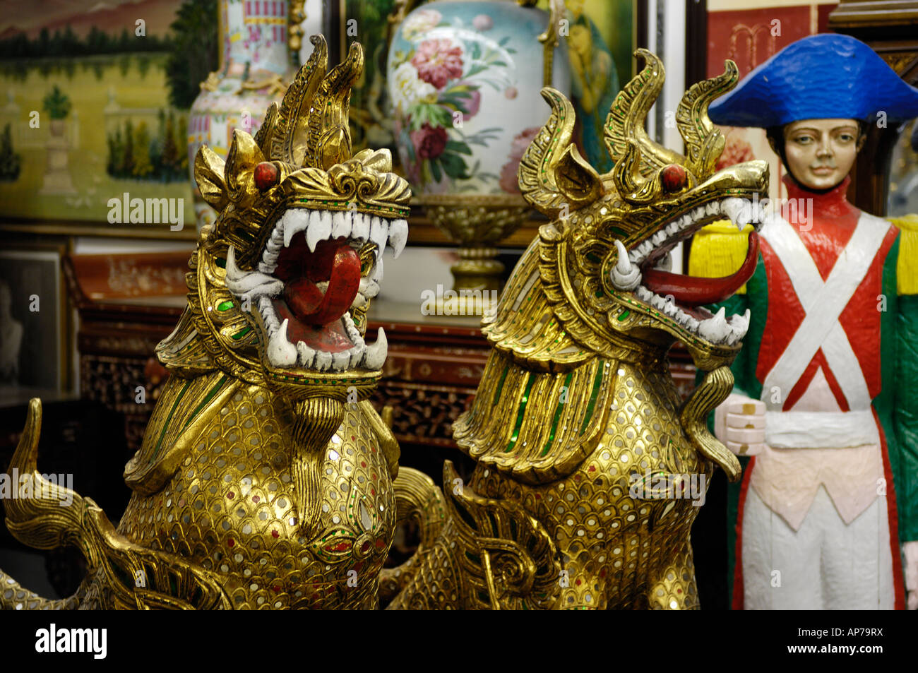 Goldene dekorative chinesische Drachen Stockfoto