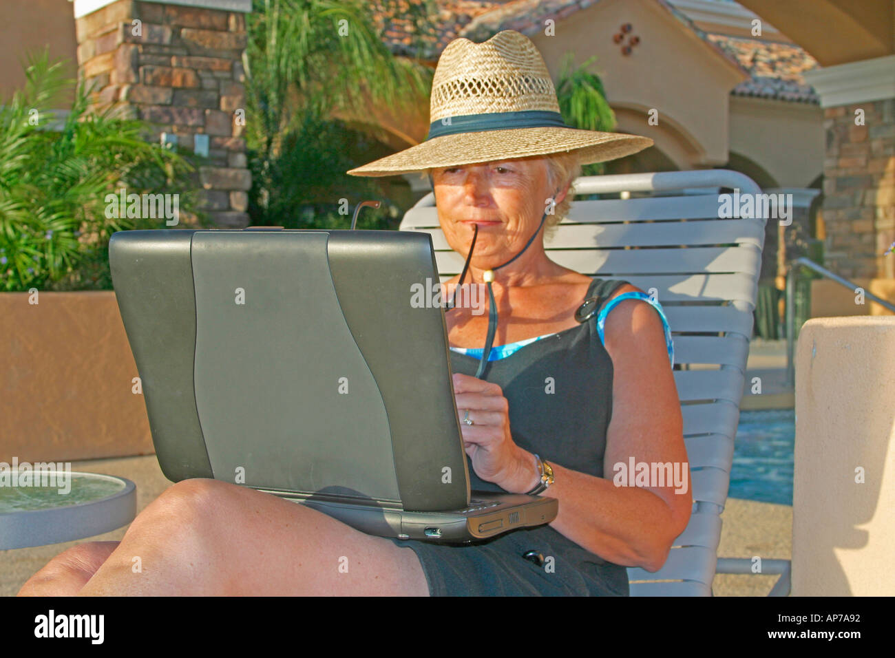 Kleine Unternehmen eingehakt von Computern dieser CEO eine Zusammenkunft mit ihrem weit geschleuderten Stühle Stockfoto