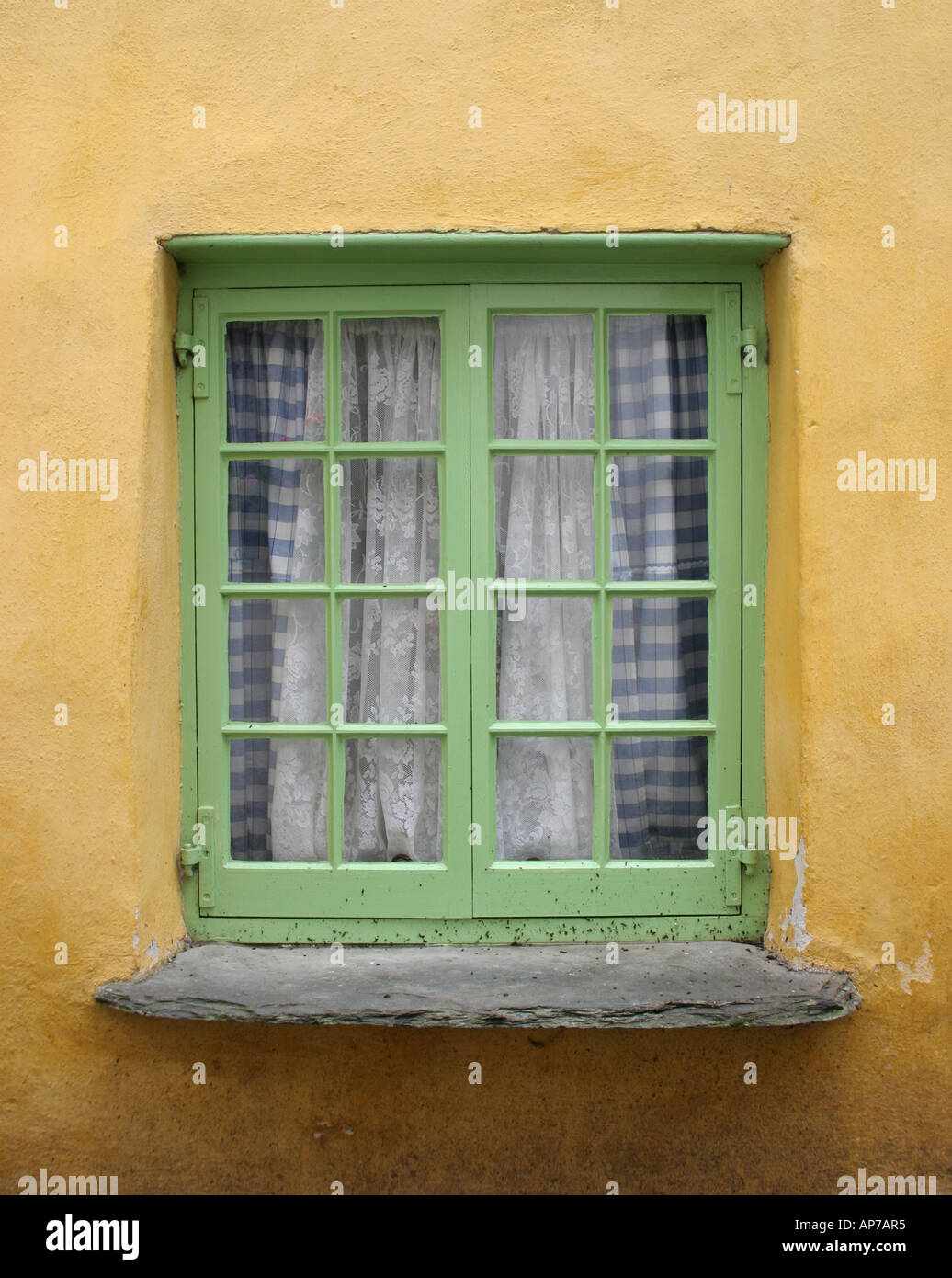 Bunte Fenster in Clovelly in Nord-Devon Stockfoto