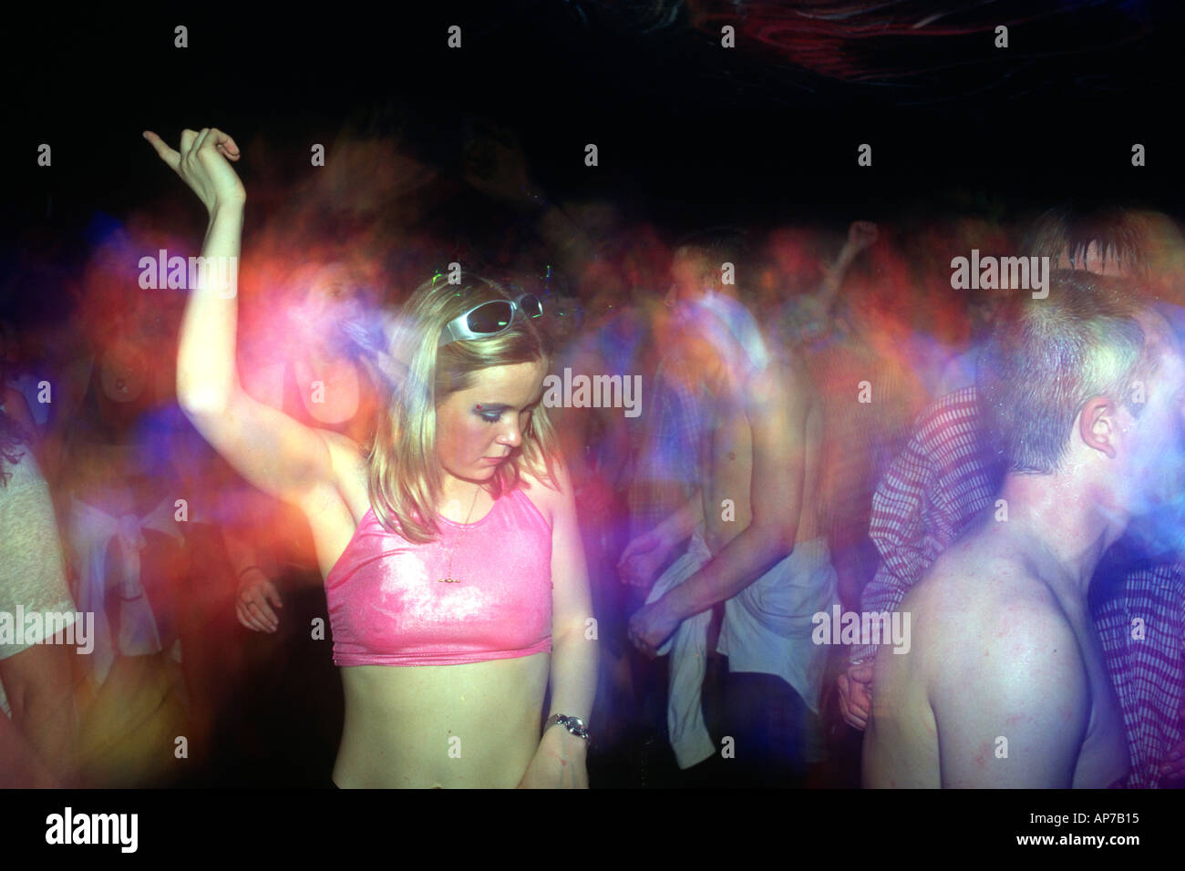 Schüler tanzen im Nachtclub Bangor Gwynedd Wales UK RW1 Stockfoto